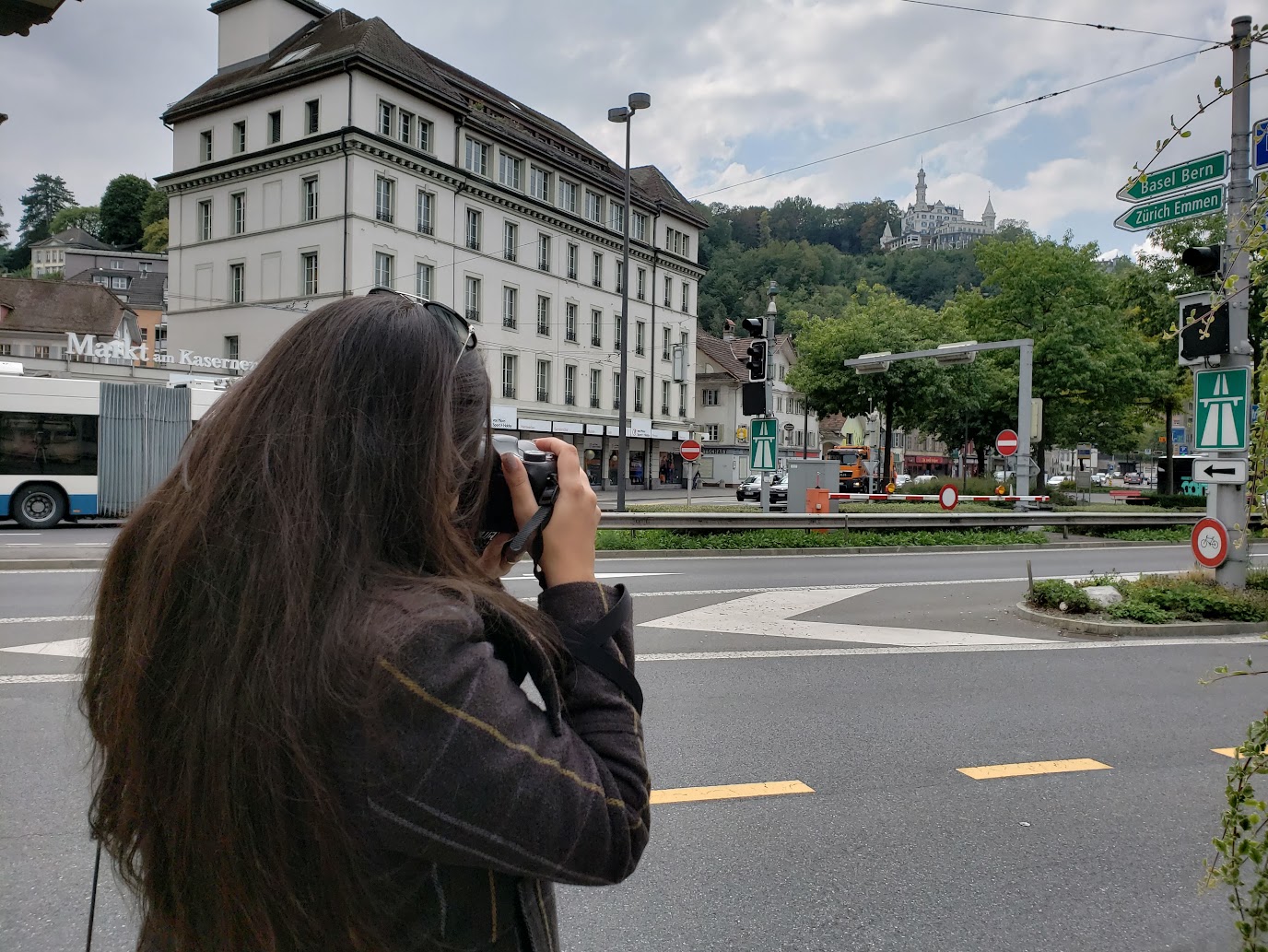 Amanda Bologna fotografando em viagem pela Europa